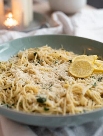 Spaghetti aglio e olio met Parmezaanse kaas en citroen
