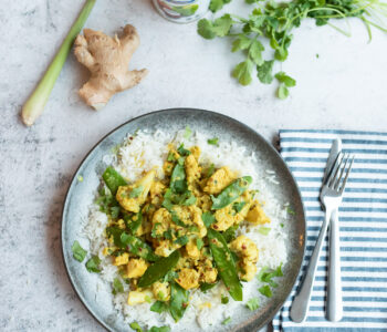 Indiase curry met kip, peultjes, bloemkool en citroengras