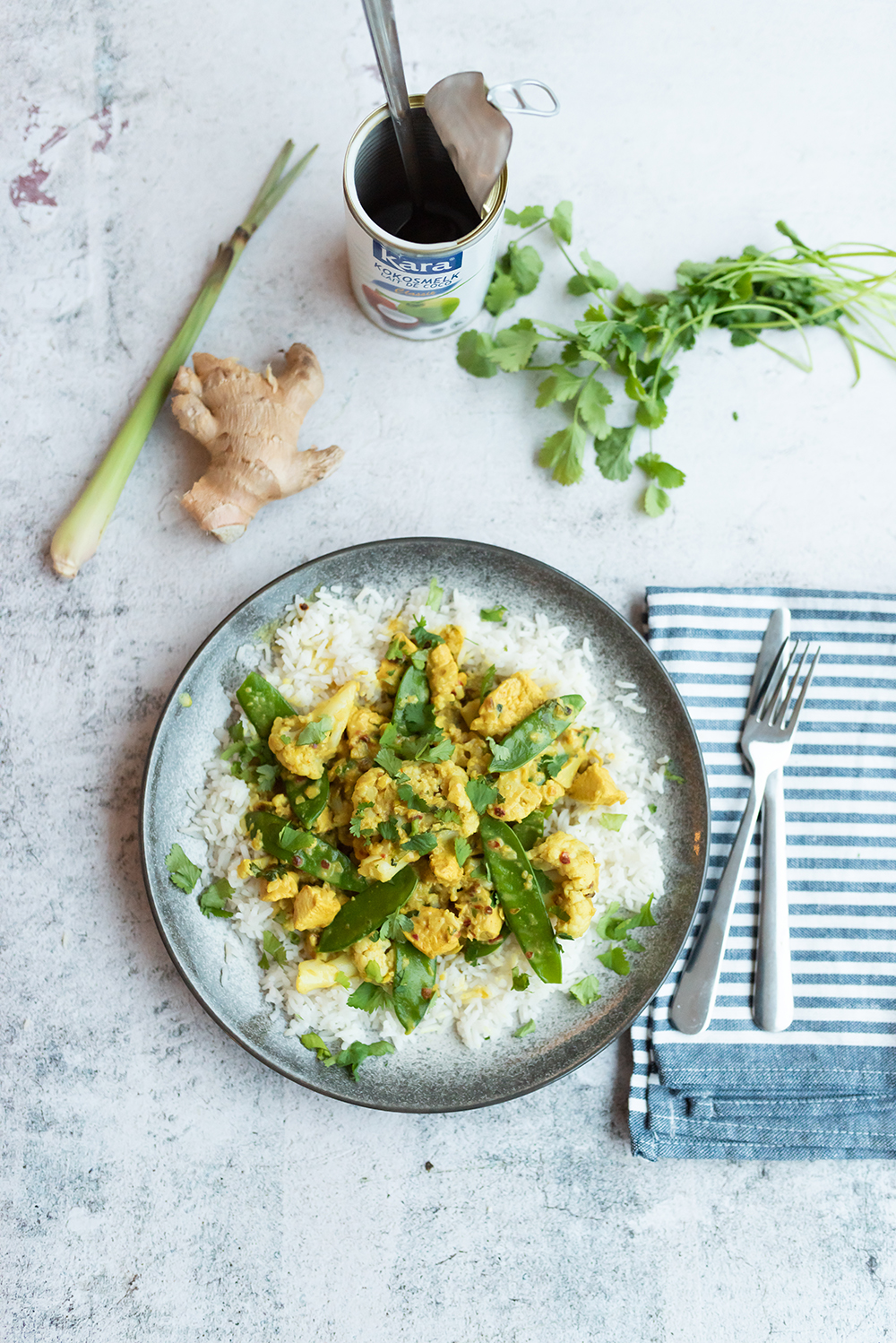 Indiase curry met kip, peultjes, bloemkool en citroengras