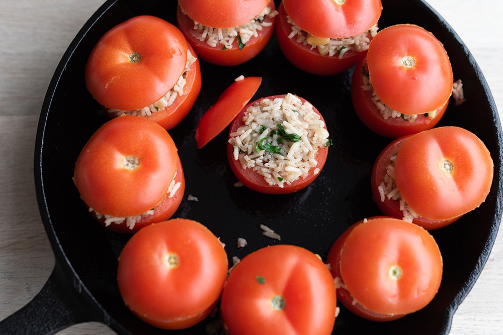 Turkse gevulde tomaten met rijst, rozijnen en pijnboompitten