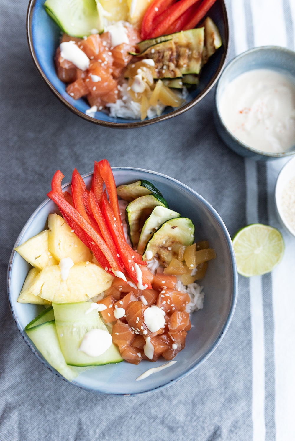 Poké bowl met zalm en ananas
