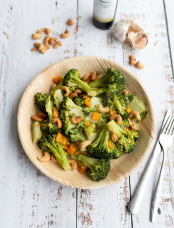 Broccolisalade met paprika en cashewnoten