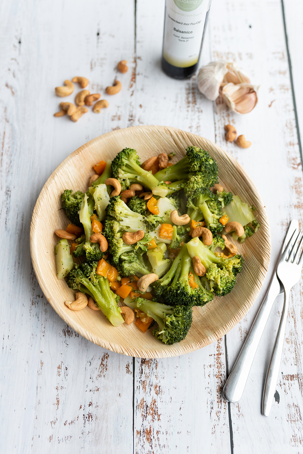 Broccolisalade met paprika en cashewnoten
