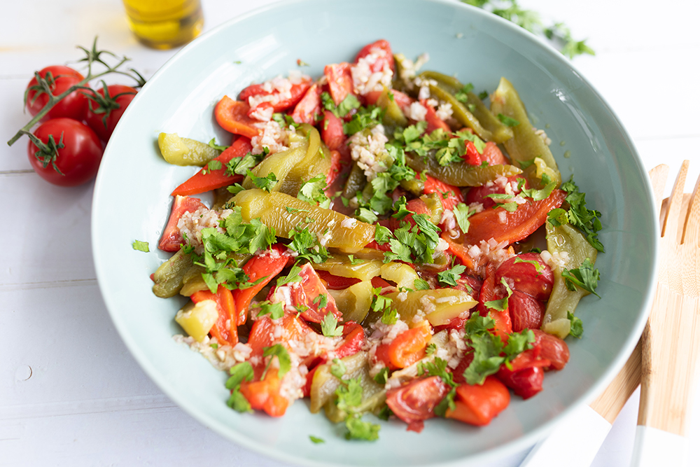 Salade van geroosterde paprika, tomaat en verse kruiden