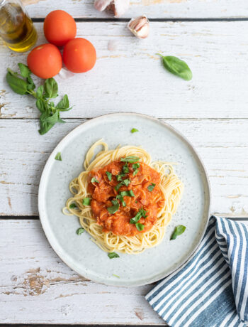 Spaghetti met verse tomatensaus, bacon en basilicum