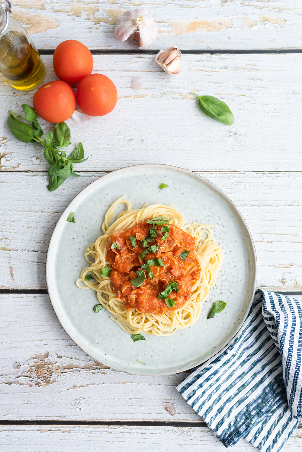 Spaghetti met verse tomatensaus, bacon en basilicum
