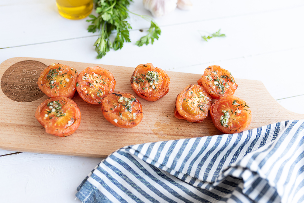 Gegrilde tomaten met knoflook, tijm en oregano