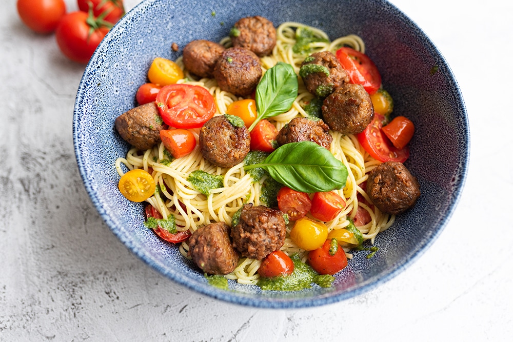 Spaghetti met verse pesto, tomaatjes en Beyond meatballs
