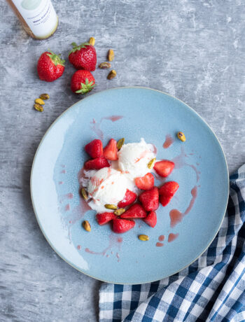 marineerde aardbeien in witte balsamico met ijs en pistachenootjes
