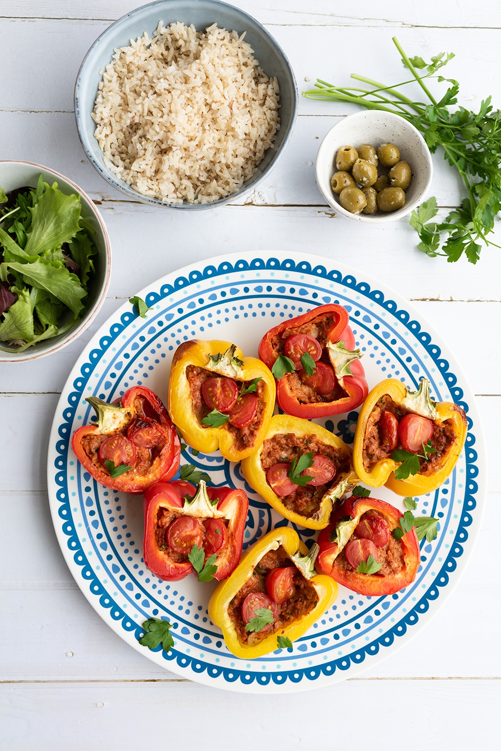 Gevulde paprika's met vegan gehakt, tomaatjes en olijven