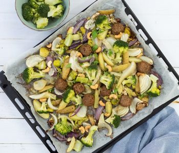 Traybake broccoli, prei, aardappeltjes en vegan balletjes