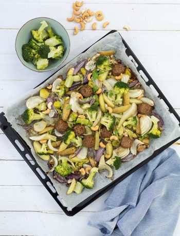 Traybake broccoli, prei, aardappeltjes en vegan balletjes