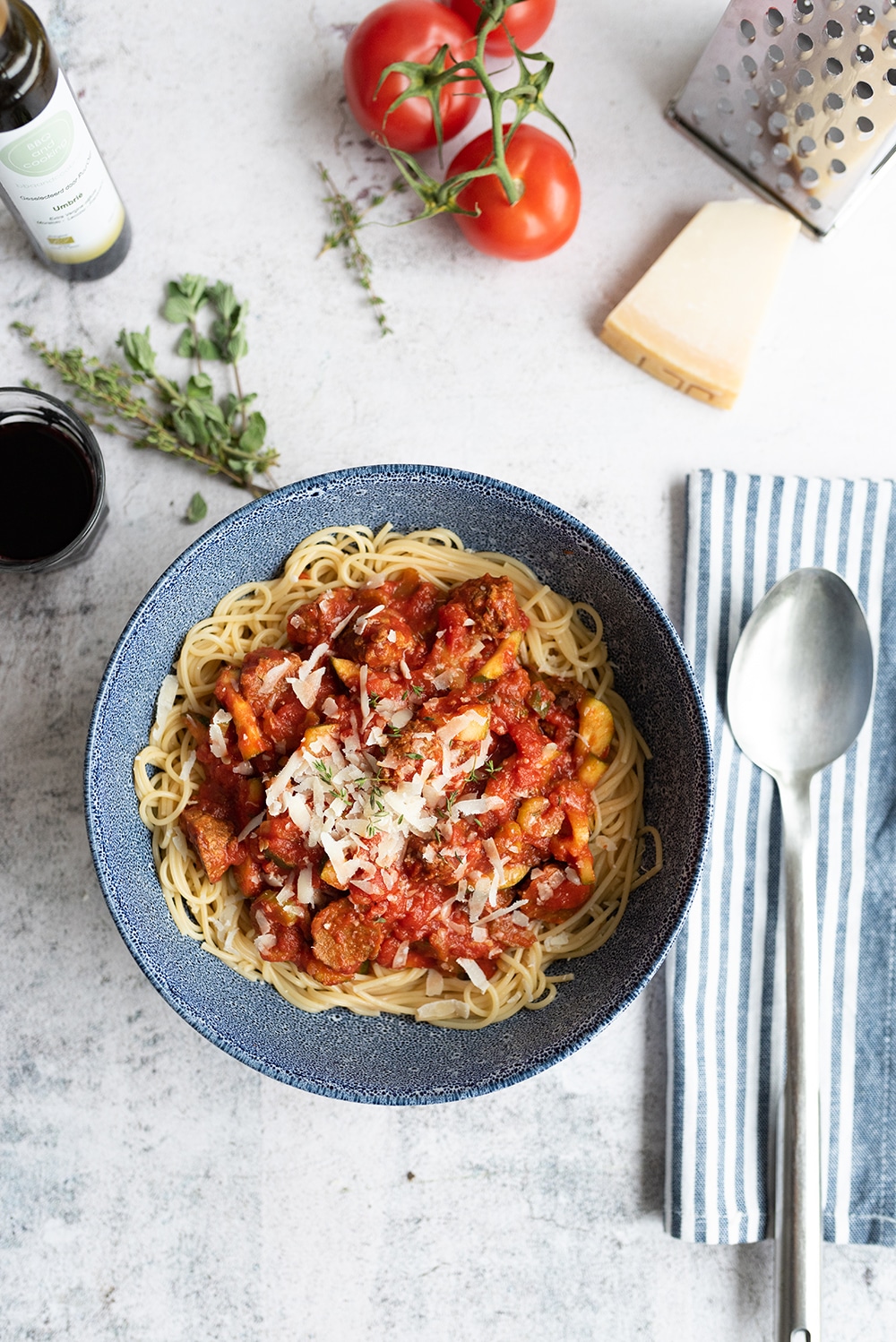 Spaghetti met courgette en vegaballetjes in tomatensaus