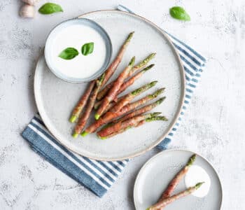 Groene aspergetips met burrata dip