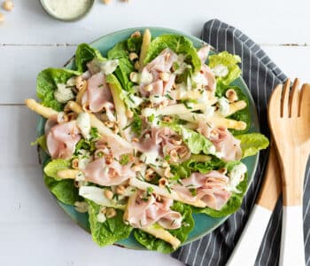 Salade met zoetzure asperges, gegrilde beenham en amandelen