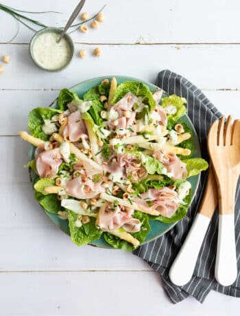 Salade met zoetzure asperges, gegrilde beenham en amandelen